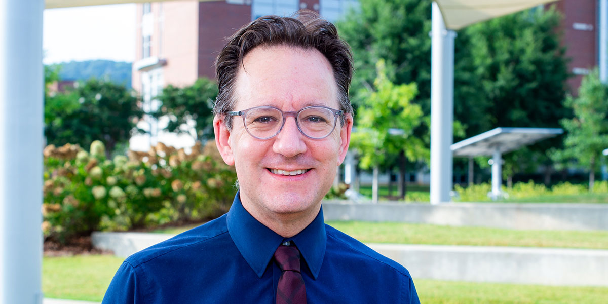 Dr. Stefan Kertesz named 2025 Bucksbaum-Siegler Clinical Excellence Award Honoree