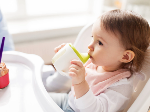 Sippy Cup story Website photo preview AdobeStock_151452264 Baby drinking from spout cup in highchair at home by Syda Productions