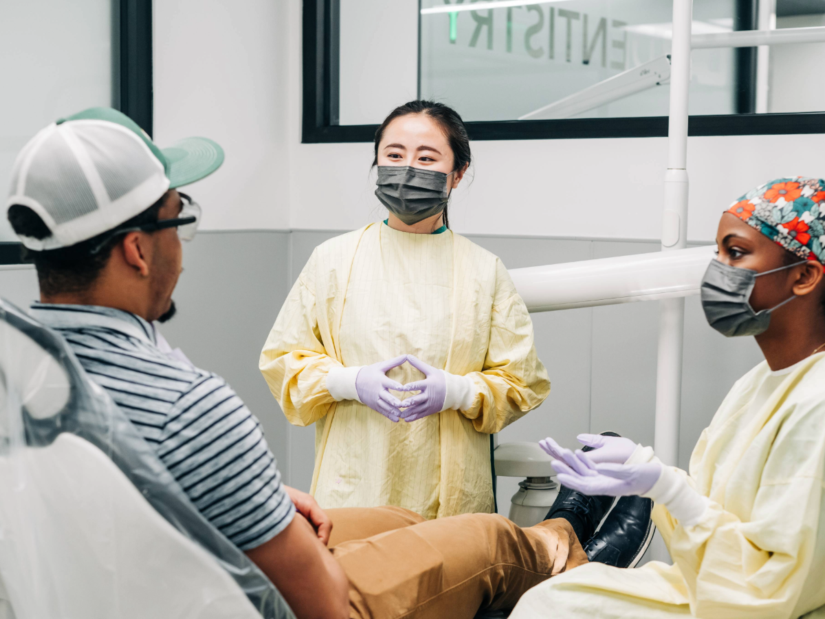 Two students consulting a patient in the clinic.