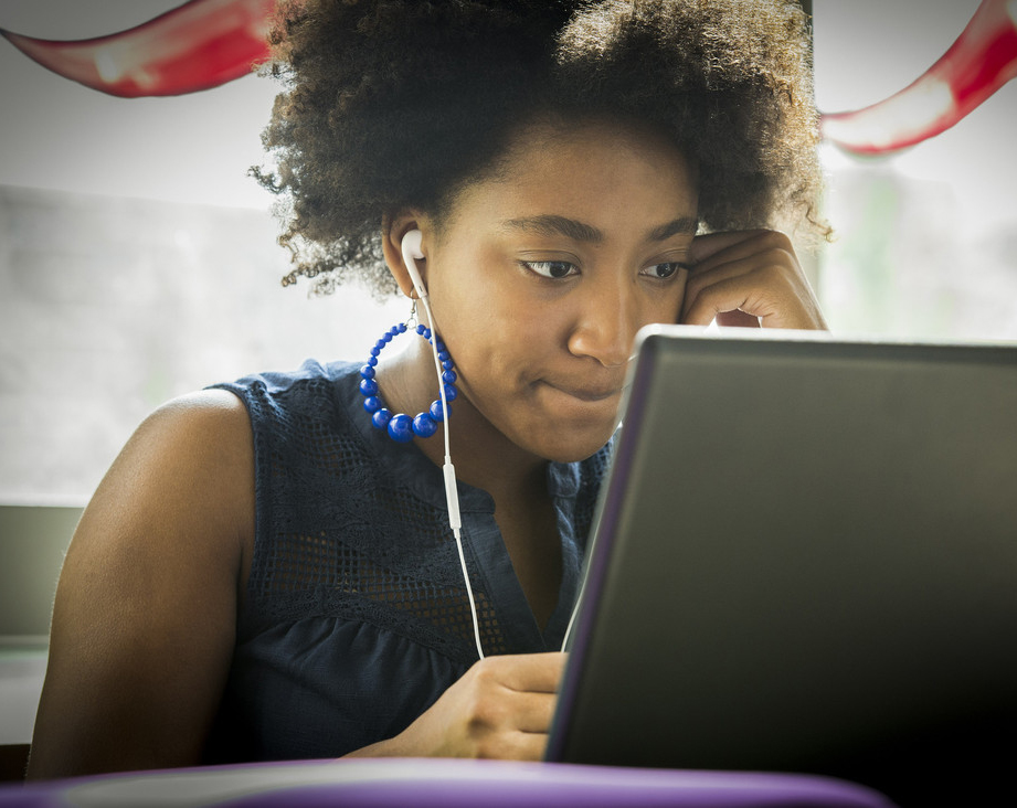 RS7117 african american girl laptop scr